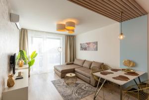 un soggiorno con un divano e un tavolo di Lakeside 101 Apartment a Fonyód