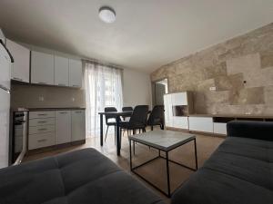 een woonkamer met een bank en een tafel bij Apartman Little Dream in Split +19 foto's