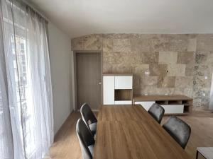 een eetkamer met een houten tafel en stoelen bij Apartman Little Dream in Split