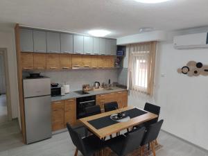 Kuhinja ili čajna kuhinja u objektu Apartments Villa Berta Tuzla - 302 Deluxe Apartment - Free Private Secured Parking