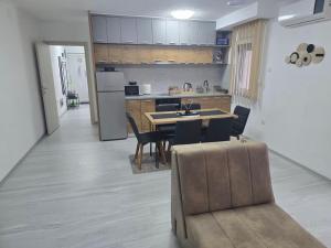 Kuhinja ili čajna kuhinja u objektu Apartments Villa Berta Tuzla - 302 Deluxe Apartment - Free Private Secured Parking