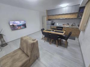 Kuhinja ili čajna kuhinja u objektu Apartments Villa Berta Tuzla - 302 Deluxe Apartment - Free Private Secured Parking