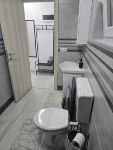 Kupaonica u objektu Apartments Villa Berta Tuzla - 302 Deluxe Apartment - Free Private Secured Parking Još 31 fotografija