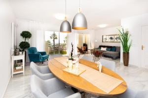 A seating area at Calahonda Elegance With Pool And Sea View - Happy Rentals