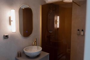 a bathroom with a sink and a shower at Le Virage bistro en hotel in Maastricht