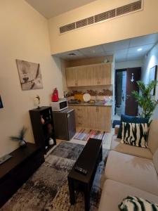 ein Wohnzimmer mit Couch und Küche in der Unterkunft Rare find Dubai in Dubai