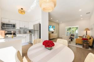 cocina y sala de estar con una mesa blanca con rosas rojas en Lux Designer Apt 2BR and 2BA in Heart of Miami Beach, en Miami Beach