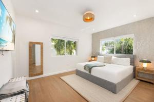 Un dormitorio blanco con una cama y una ventana. en Lux Designer Apt 2BR and 2BA in Heart of Miami Beach, en Miami Beach