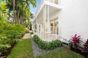 Casa blanca con palmeras y césped en Lux Designer Apt 2BR and 2BA in Heart of Miami Beach, en Miami Beach 8 fotos más