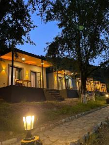 a light in front of a house at night at Xalxal Balayi Hotel in Xalxal