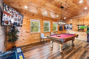 Biliár nebo kulečník v ubytování Couples Refuge by Ghosal Luxury Lodging