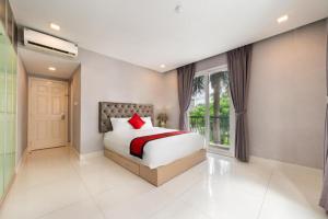 a bedroom with a bed and a window at Collection O Sunshine Garden Hotel - Near SECC in Ho Chi Minh City