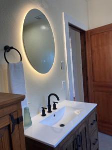 Billede fra billedgalleriet på Henderson Hideout Hot Tub and Pet Friendly. i Eureka + 8 billeder