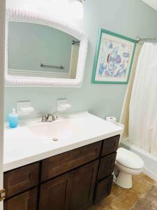 Ένα μπάνιο στο Ocean Breeze, Beautiful Ocean Front Townhome +25 φωτογραφίες