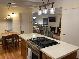 Φωτογραφία από το άλμπουμ του Cozy Hideaway and Hot Tub. Pet Friendly. σε Eureka