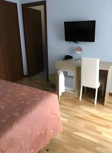 TV a/nebo společenská místnost v ubytování Affittacamere Seveso