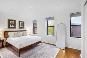 Ένα ή περισσότερα κρεβάτια σε δωμάτιο στο Luxury Oasis in Manhattan