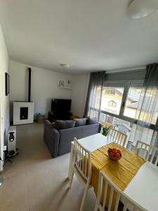 TV a/nebo společenská místnost v ubytování Apartament Vall de Barravés + 13 fotografií