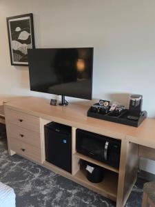 TV a/nebo společenská místnost v ubytování Rayland Hotel
