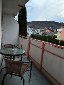 eine Terrasse mit Tisch und Stühlen auf einem Balkon in der Unterkunft Exclusive Holiday Apartments in Villach