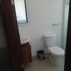 a bathroom with a toilet and a sink at Rodadero Edificio Platino in Rodadero