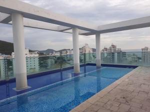 a swimming pool on the roof of a building at Rodadero Edificio Platino in Rodadero +5 photos
