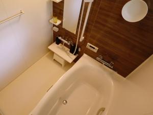 a bathroom with a bath tub and a sink at Karuizawa Mori Shiki VILLA - Vacation STAY 57075v in Kutsukake +15 photos