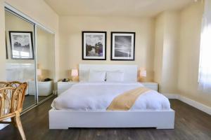 Postel nebo postele na pokoji v ubytování Art Deco Suite Steps from Beach in South of Fifth