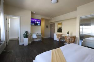 Postel nebo postele na pokoji v ubytování Art Deco Suite Steps from Beach in South of Fifth