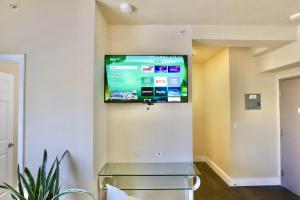 TV a/nebo společenská místnost v ubytování Art Deco Suite Steps from Beach in South of Fifth + 35 fotografií