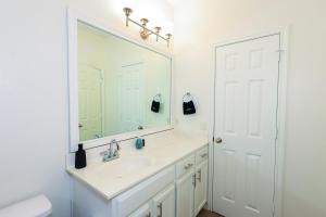 Koupelna v ubytování Austin Getaway Patio, Games & Near Sixth Street + 15 fotografií