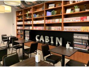 東京にあるFirst Cabin Ichigaya "Capsule room only" - Vacation STAY 57106vの図書館のテーブルと椅子付きのレストラン