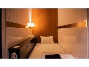 東京にあるFirst Cabin Ichigaya "Capsule room only" - Vacation STAY 57106vの小さな客室で、小さなベッドが備わります。 +38枚の写真