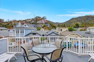 Un patio con una mesa y sillas en un balcón. en 219D - 219 Descanso, en Avalon