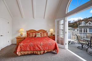 Un dormitorio con una cama y una ventana grande. en 219D - 219 Descanso, en Avalon