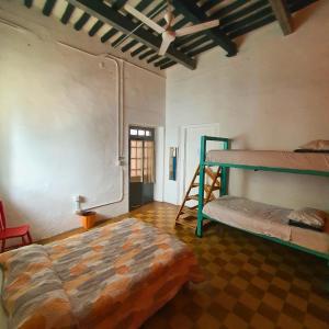une chambre avec un lit superposé dans une pièce dans l'établissement Sukha Hostel San Luis, à San Luis Potosí