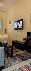 ein Wohnzimmer mit einem Flachbildfernseher an der Wand in der Unterkunft Rare find Dubai in Dubai
