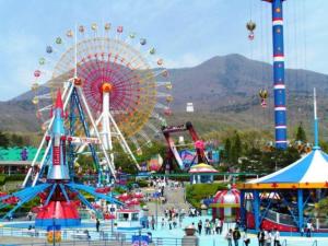 un carnevale con una ruota panoramica e tante giostre di Smile Hotel Shirakawa - Vacation STAY 68161v a Nishigo