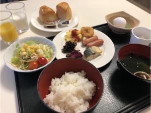 un vassoio con piatti di cibo su un tavolo di Smile Hotel Shirakawa - Vacation STAY 68164v a Nishigo