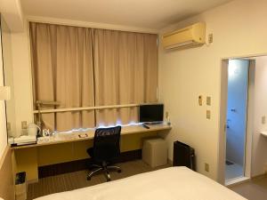 Camera con scrivania, computer e letto di Smile Hotel Shirakawa - Vacation STAY 68138v a Nishigo