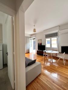 TV a/nebo společenská místnost v ubytování Mosaikon Guesthouses #Miltiadou Str