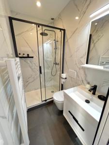 モントルイユにあるSuperbe appartement neuf 2 pièces Vincennes pte de Parisのシャワー、トイレ、洗面台を備えたバスルーム