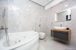 Villa Aurora Azure - Luxury Infinity Pool Resort的一间浴室
