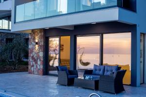 Villa Aurora Azure - Luxury Infinity Pool Resort的休息区