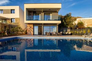 Villa Aurora Azure - Luxury Infinity Pool Resort内部或周边的泳池