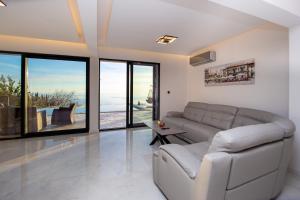 Villa Aurora Azure - Luxury Infinity Pool Resort的休息区