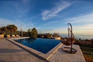 Villa Aurora Azure - Luxury Infinity Pool Resort内部或周边的泳池