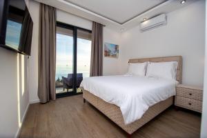 KatunVilla Aurora Azure - Luxury Infinity Pool Resort的一间带床的卧室，可欣赏海景
