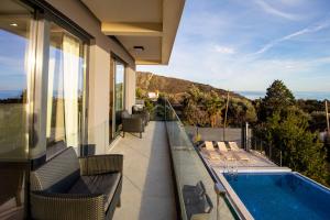 Villa Aurora Azure - Luxury Infinity Pool Resort内部或周边的泳池
