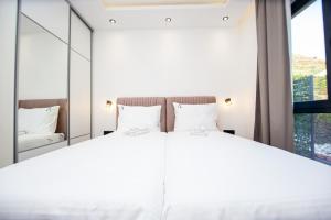 Villa Aurora Azure - Luxury Infinity Pool Resort客房内的一张或多张床位